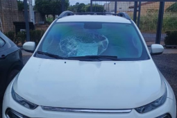 Homem invade estacionamento e destrói veículo, mas acaba preso pela PM em Rio Verde