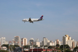 Latam é condenada após casal chegar ao destino com três dias de atraso