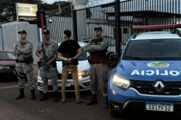 Suspeito é preso enquanto abastecia carro roubado horas antes no Setor Morada do Sol, em Rio Verde