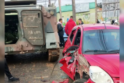 Tanque do Exército atropela carros estacionados ao trafegar na contramão, no Paraná