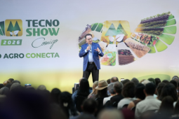 Tecnoshow 2026 começa com presença de autoridades e palestra de Augusto Cury sobre saúde mental no agro