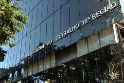 Trabalhador tem dedos amputados em máquina sem proteção e Justiça de Goiás mantém pensão vitalícia de R$ 3 mil