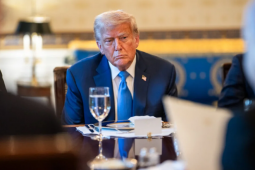 Trump anuncia nova tarifa global de 10% após derrota na Suprema Corte