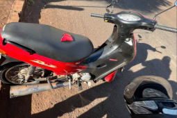 Van avança parada obrigatória e atinge motociclista no bairro Odília, em Rio Verde