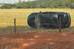 Veículo é encontrado tombado às margens da GO-333, próximo a Rio Verde