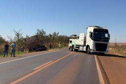 BR-452 está interditada nos dois sentidos para retirada de carreta