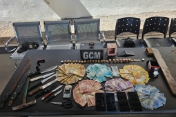 GCM apreende quase R$ 5 mil, crack, facas e celulares em ação contra o tráfico na Vila Amália