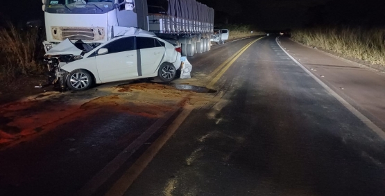 Condutora morre após colisão entre carro e caminhão na BR-452 