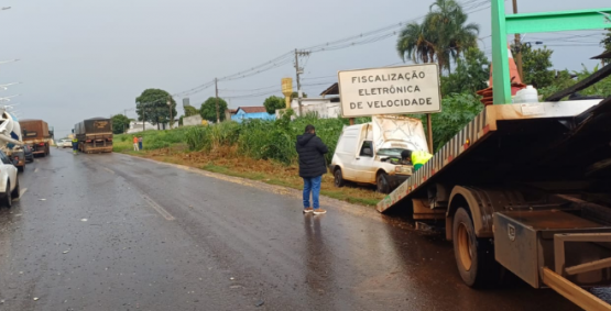 Colisão entre carro e caminhão é registrado na BR-060, em Rio Verde