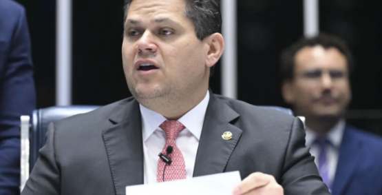 Alcolumbre articula perdão a Jair Bolsonaro em troca de apoio da direita para presidir o Senado
