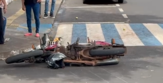 Batida entre carro e moto deixa duas pessoas feridas no centro de Rio Verde