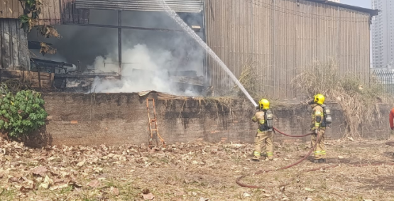 Bombeiros combatem incêndio em galpão próximo a Avenida Paulo Roberto, em Rio Verde