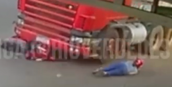 Câmera registra momento em que motociclista é atingida por caminhão em Rio Verde