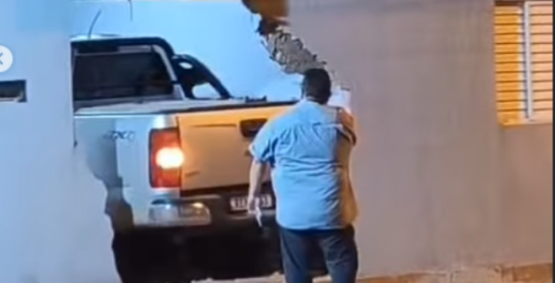 Caminhonete acelera durante manobra e invade alojamento em Jataí