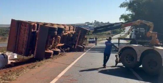 Trecho da BR-060 será totalmente interditado após tombamento de carreta em Rio Verde
