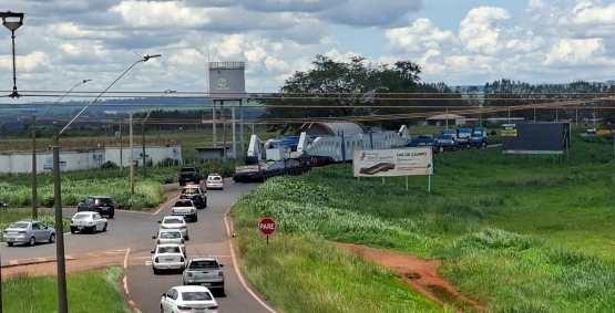 Carreta superdimensionada avança pela BR-452 com escolta entre Itumbiara e Bom Jesus