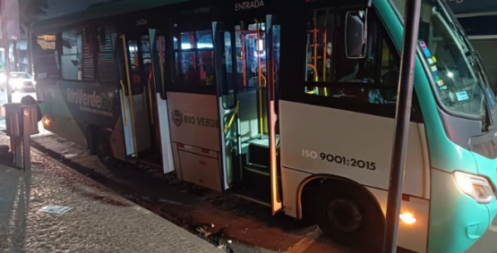 Ciclista fica ferida após colisão com ônibus no Setor Central, em Rio Verde