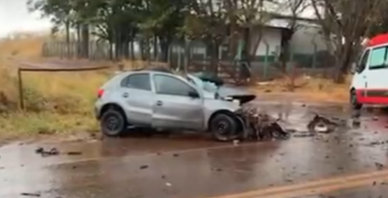 Colisão entre carro e caminhão deixa uma pessoa morta na GO-210, em Santa Helena