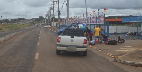 Colisão entre carro e moto deixa casal ferido na Vila Mariana, em Rio Verde