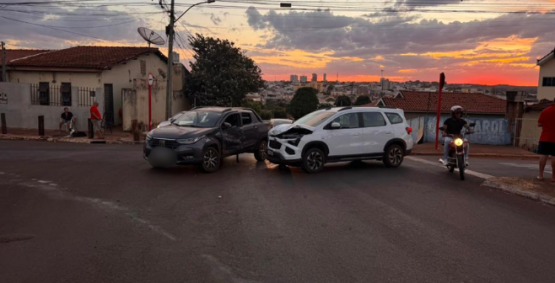 Colisão entre dois carros deixa mulher ferida no Centro de Rio Verde