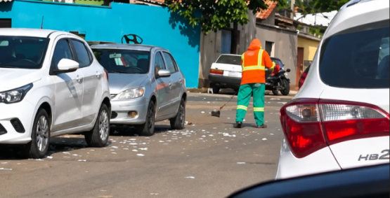 Eleitor denuncia baderna com santinhos espalhados em frente a colégio eleitoral