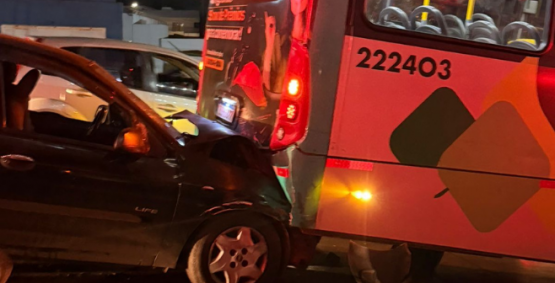 Engavetamento entre carro, ônibus e outro veículo deixa cinco feridos no Setor Central, em Rio Verde