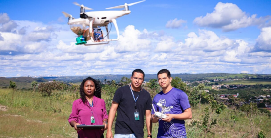 Escola do Futuro de Goiás cria dispositivo de R$ 50 que transforma drones em semeadores para reflorestamento