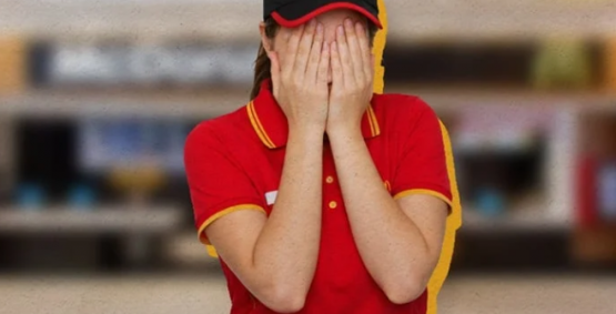 McDonalds indenizará funcionária agredida com rodo; empresa chamou mãe de agressor para resolver problema