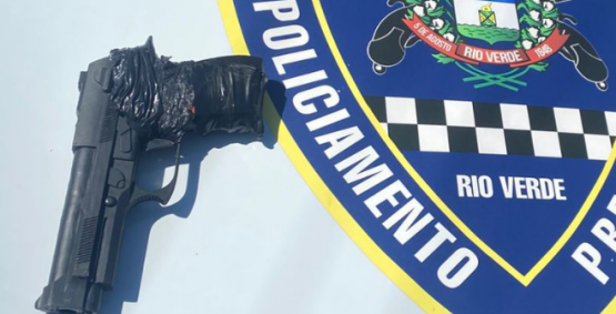 Homem é detido com simulacro após ameaçar pessoas em comércios no Bairro Popular, em Rio Verde