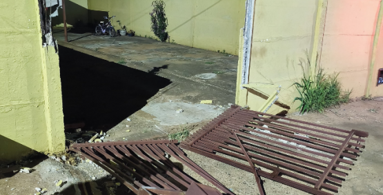 Homem foge após agredir namorada e destruir portão, mas é preso na casa da mãe em Rio Verde