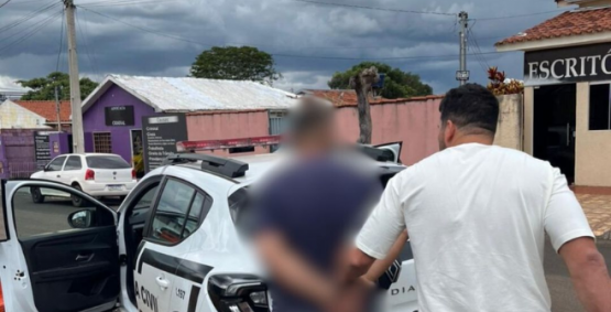 Homem é preso em flagrante ao chegar na delegacia após agredir companheira em Rio Verde