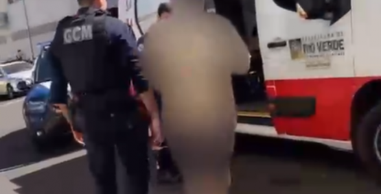 Homem suspeito de perseguir mulheres é imobilizado pela GCM após crise de surto no Bairro Popular, em Rio Verde