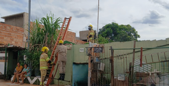 Incêndio em residência mobiliza Bombeiros na Vila Olinda, em Rio Verde