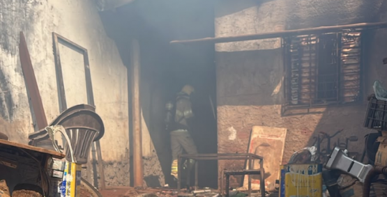 Morador acorda sufocado por fumaça durante incêndio em residência de Rio Verde