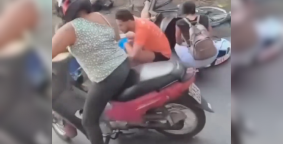 Motociclista cai ao tentar observar acidente com ciclista, em MG