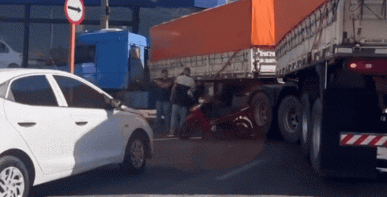 Motociclista de 21 anos fica ferido após atingir lateral de caminhão próximo ao túnel da Gameleira, em Rio Verde