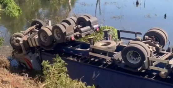 Motorista fica preso em cabine submersa após caminhão cair em córrego na BR-060