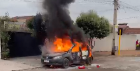 Mulher é detida suspeita de incendiar veículo após desentendimento com proprietário no Setor Eldorado