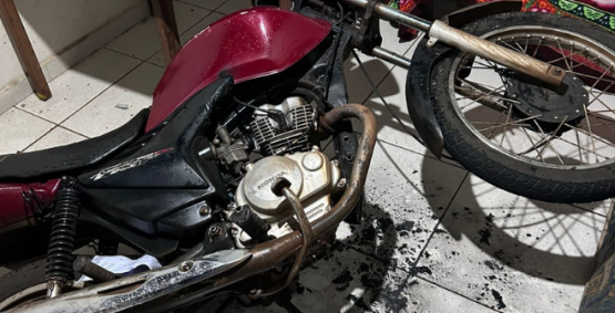 Mulher é presa após invadir casa, agredir ex-companheiro e ser flagrada com droga no bairro Vila Borges