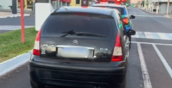 PM recupera carro furtado e leva dois homens à delegacia em Rio Verde