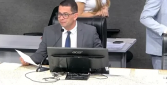 Presidente de câmara de vereadores é flagrado xingando ao encerrar sessão com microfone ligado; confira