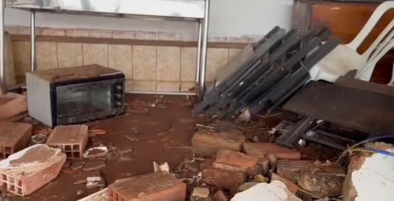 Forte temporal destruiu bens de imóvel na Rua Augusta Bastos, em Rio Verde