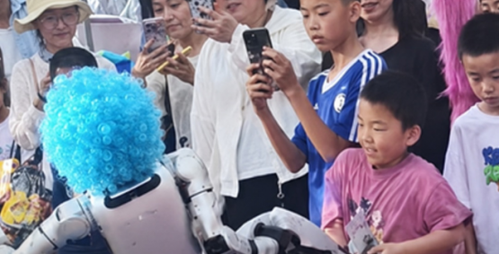 Robô dá chute no estômago de criança durante apresentação na China