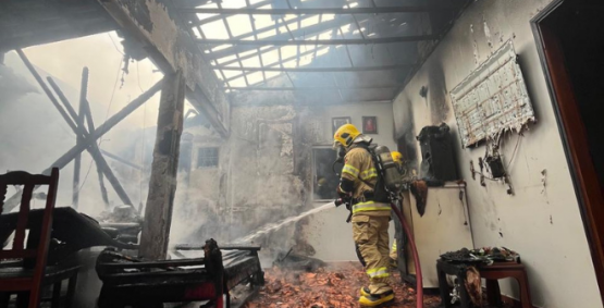 Rompimento de mangueira de gás resulta em incêndio em residência no bairro Primavera, em Rio Verde