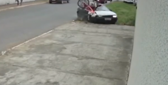 Motorista morre ao volante, provoca acidentes e atropela ciclista em Senador Canedo