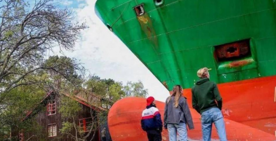 Navio porta-contêineres de 135 metros encalha no jardim de morador na Noruega