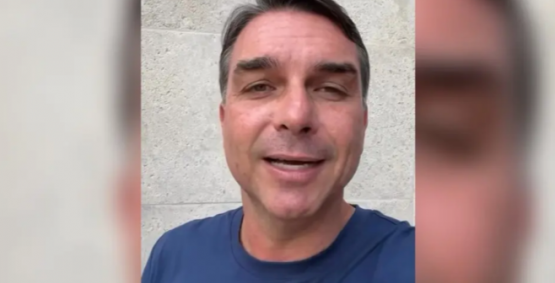 Flávio Bolsonaro afirma que foi proibido de deixar o Brasil e teve passaporte solicitado a pedido de Moraes
