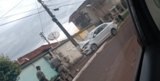 Veículo colide em poste no Bairro Santo Agostinho, em Rio Verde 