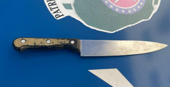 Polícia Militar prende homem armado com faca após ameaçar a própria mãe no Residencial Atalaia