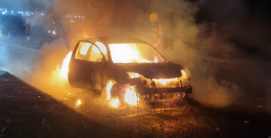 Carro é destruído por incêndio às margens da BR-060, em Rio Verde